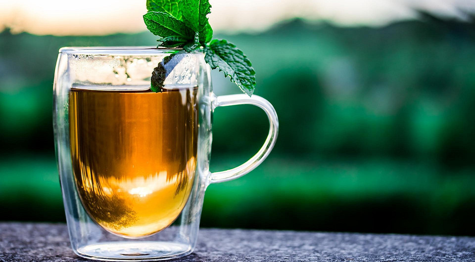 8 травяных чаев, которые тебя взбодрят (и ни капли кофеина)