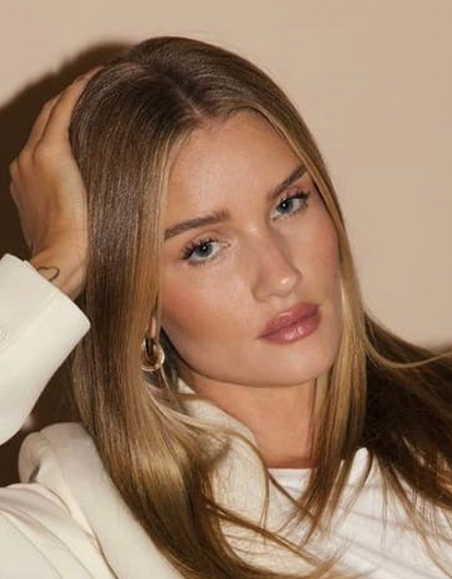 Роузи Хантингтон-Уайтли поделилась редким снимком с новорожденной дочерью