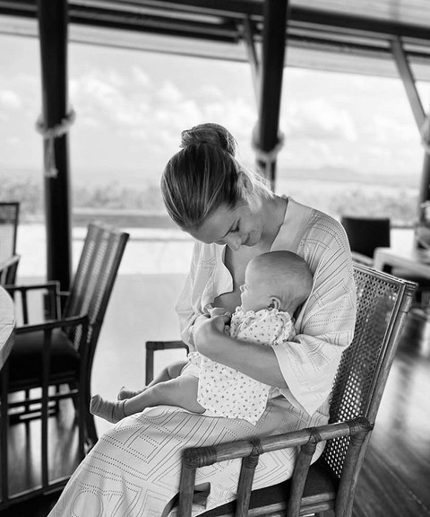 Роузи Хантингтон-Уайтли поделилась редким снимком с новорожденной дочерью