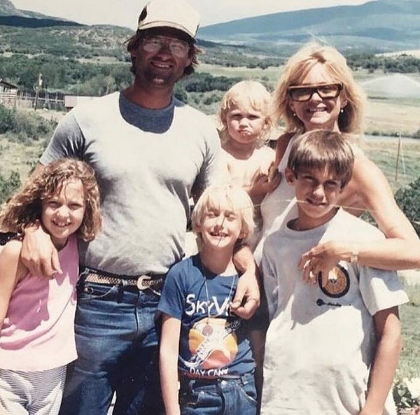Курт Рассел и Голди Хоун с детьми от первых браков и общим сыном Уайеттом