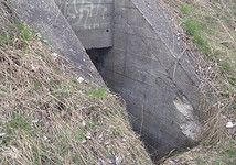 Вход в бункер парни нашли быстро — он находится в 100 метрах от труб.