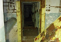 Внутри также все двери были сняты с петель, это позволяло беспрепятственно прогуливаться по бункеру.