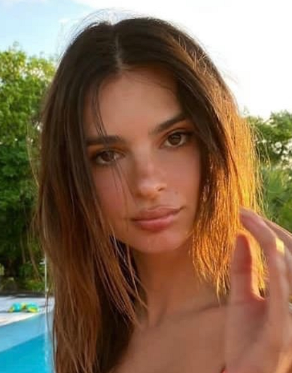 Эмили Ратаковски сделала татуировку своему годовалому сыну и подверглась критике