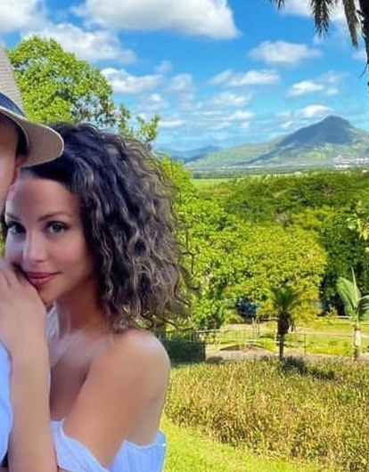 Все-таки роман? Павел Прилучный отправился в отпуск вместе с новой возлюбленной и детьми (фото)