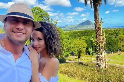 Все-таки роман? Павел Прилучный отправился в отпуск вместе с новой возлюбленной и детьми (фото)