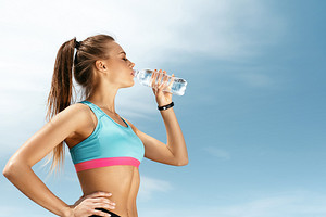 Не дай себе засохнуть: как правильно пить воду летом