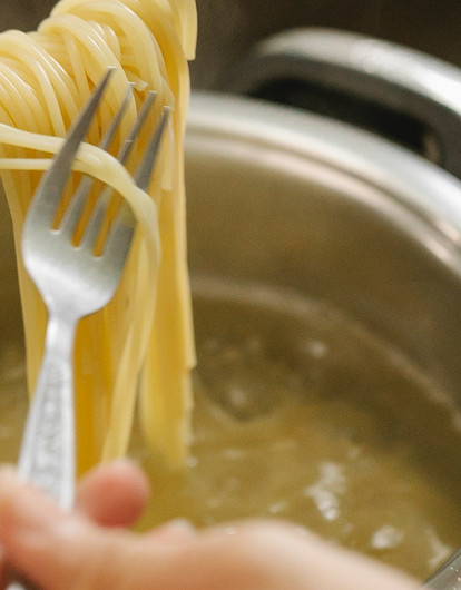 Почему не надо выливать воду из-под макарон: 6 необычных причин