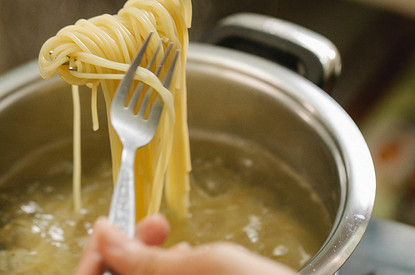 Почему не надо выливать воду из-под макарон: 6 необычных причин