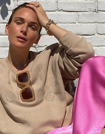 Шалфей и беж, нэви и кремовый: 8 сочетаний цветов в одежде, которые выглядят дорого