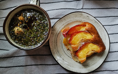 Шарлотка с персиками