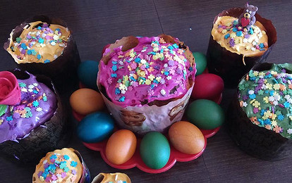 Разноцветные куличи