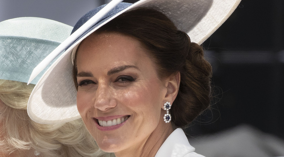 Кейт Миддлтон посетила парад в честь платинового юбилея королевы в белоснежном платье