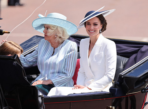 Кейт Миддлтон посетила парад в честь платинового юбилея королевы в белоснежном платье