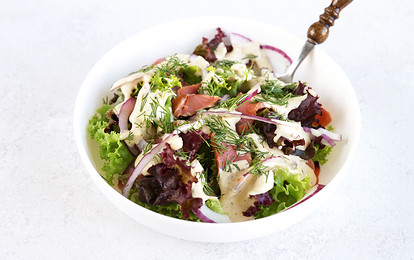 Легкий салат с копченым лососем и сливочным соусом