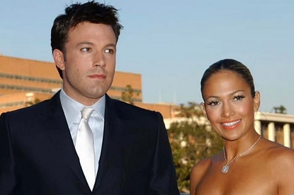 Не скрывают чувств: Дженнифер Лопес и Бен Аффлек поцеловались прямо на съемках фильма (фото)