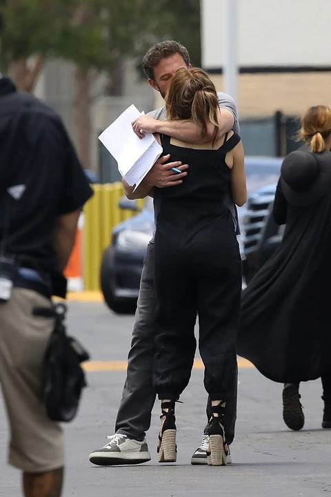 Не скрывают чувств: Дженнифер Лопес и Бен Аффлек поцеловались прямо на съемках фильма (фото)