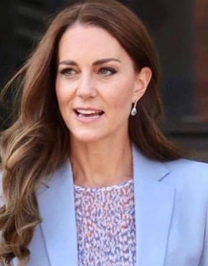 Кейт Миддлтон сыграла в футбол в платье и обуви на каблуке