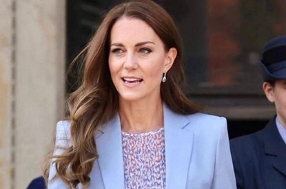 Кейт Миддлтон сыграла в футбол в платье и обуви на каблуке