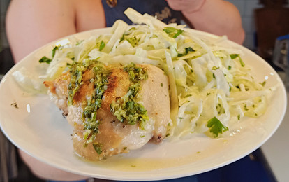 Ароматные куриные бедра с капустным салатом