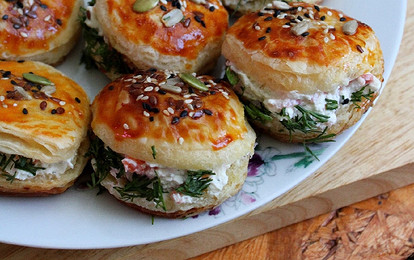 Пирожные с красной рыбкой и творожным сыром