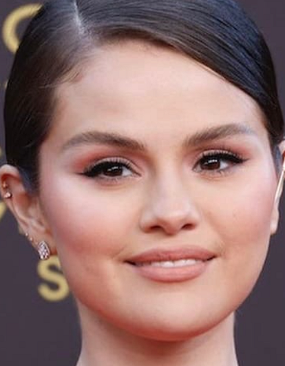 Селена Гомес в сверкающем платье восхитила поклонников