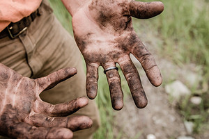 Щавель, перекись водорода и еще 6 средств, которые помогут отмыть руки после грязной работы на даче