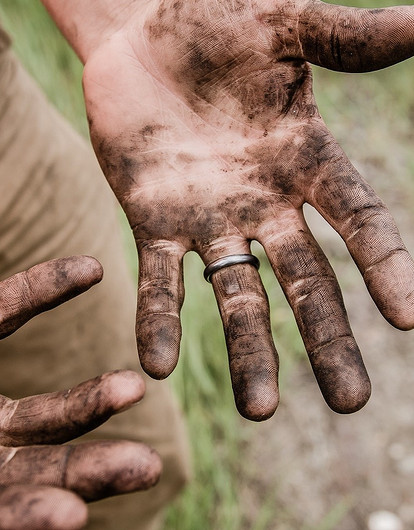 Щавель, перекись водорода и еще 6 средств, которые помогут отмыть руки после грязной работы на даче