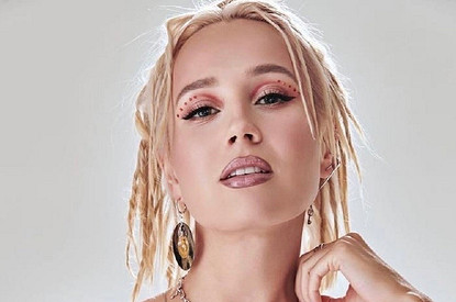 Как простая девочка стала звездой: феномен популярности Клавы Коки (разбираемся с психологом)