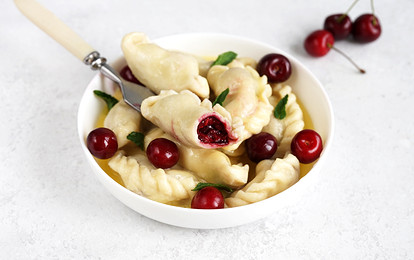 Вареники с черешней и сладким соусом