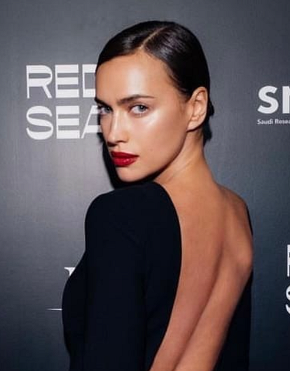 Ирина Шейк опубликовала фото без макияжа и восхитила поклонников