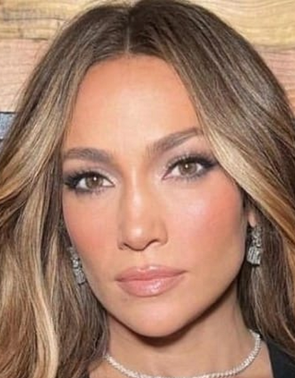 Дженнифер Лопес появилась на красной дорожке в дерзком образе