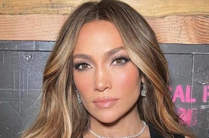 Дженнифер Лопес появилась на красной дорожке в дерзком образе