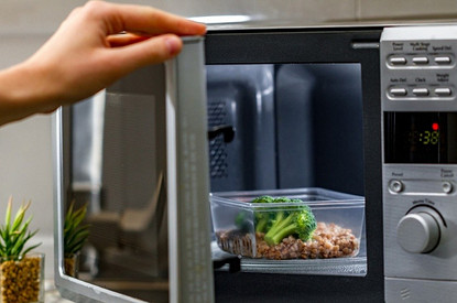 Как разогреть еду в микроволновке (спорим, ты делаешь это неправильно)