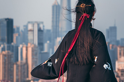 Носят складные табуретки и не любят прогулки: странные привычки китайцев, которые тебя удивят (видео)