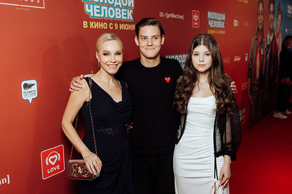 Семейные выходы Табакова с мамой и сестрой и Подольской с двойняшкой: как прошла премьера фильма Молодой человек