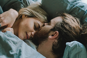5 причин, почему одному человеку не стоит спать на двух подушках (и суеверия тут ни при чем)