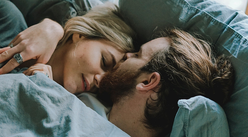5 причин, почему одному человеку не стоит спать на двух подушках (и суеверия тут ни при чем)