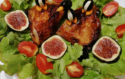 Жареная курица с овощами и маслинами