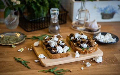 Брускетта с запеченными шампиньонами и творогом