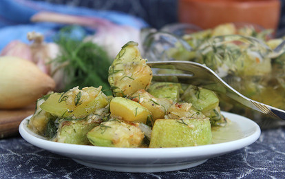 Салат из кабачков с зеленью и кунжутом