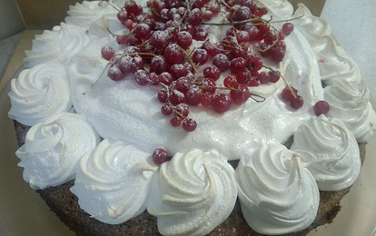 Шарлотка с красной смородиной