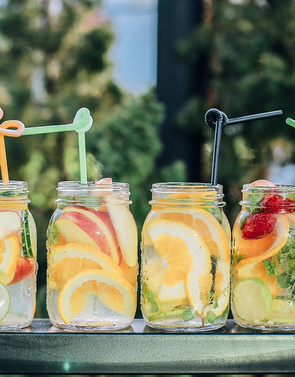 Дачный фреш: 6 освежающих летних лимонадов из ягод и трав с огорода