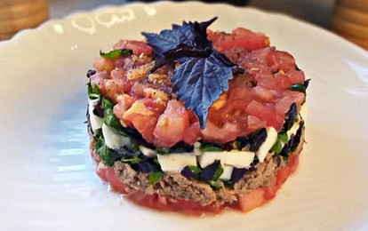 Салат с тунцом и помидорами