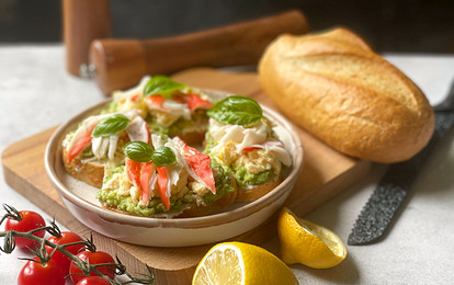 Брускетта с авокадо и крабовым мясом