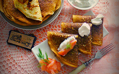 Блины по-ленинградски со слабосоленой семгой