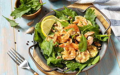 Салат с рукколой, креветками и цукини