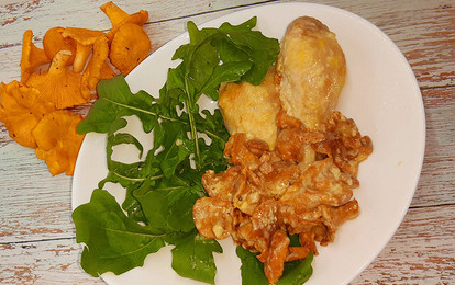 Жареная курица в молочно-чесночном соусе с грибами