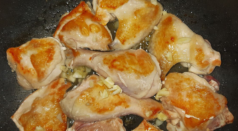 Жареная курица в молочно-чесночном соусе с грибами - фото шага 3