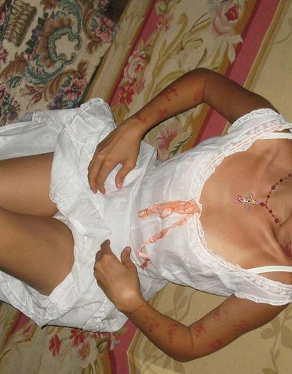 Провокация на диване: падчерица Ивана Урганта опубликовала новые полуголые фото