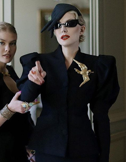 Рената Литвинова похвасталась необычным платьем, которое сшила ее дочь